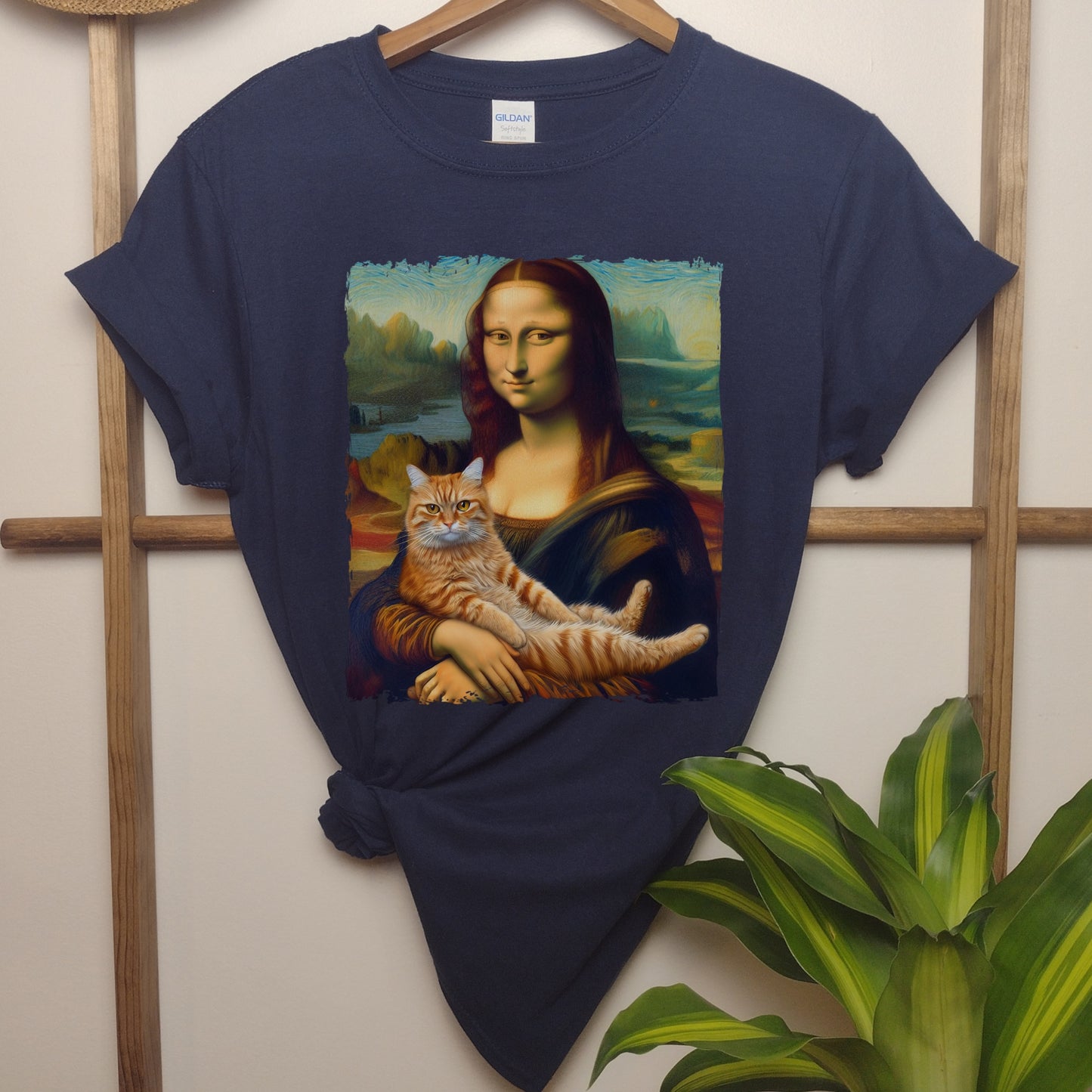 Mona Lisa holding a ginger cat T-shirt navy blue
